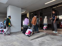 Embarkasi Kloter Pertama Calon Jamaah Haji Terbang Dari Bandara Juanda 