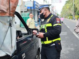 Satlantas Polres Gresik Terapkan ETLE Handheld, Tilang Lebih Transparan