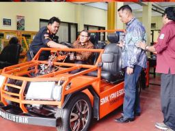 Karya Anak Bangsa Bersinar, Kadindik Jatim Uji Mobil Listrik Siswa SMK YPM 8 Sidoarjo