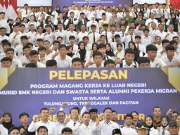 Khofifah dan Aries Agung Paewai Lepas Peserta Magang Luar Negeri, SMK Jatim Siap Mendunia