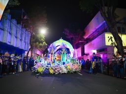 Surabaya Vaganza 2026: Mobil Hias Pelindo Angkat Keindahan Laut dan Harmoni Manusia dengan Alam