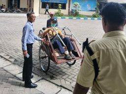 Pelayanan Samsat Bangkalan, Bantu Warga Disabilitas Urus Pajak dan STNK Hingga Diantar ke Rumah