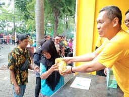 DPD Partai Golkar Surabaya Tebar 1.000 Paket Daging Kurban untuk Masyarakat