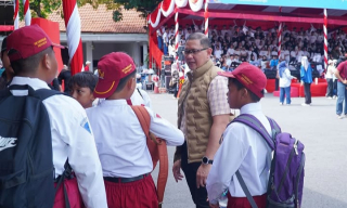 Jelang Hardiknas 2026, Kadindik Jatim Aries Agung Paewai Cek Langsung Gladi Bersih di Grahadi ‎