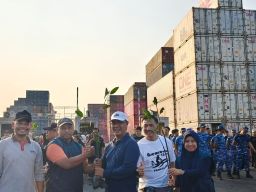 Penyaluran Panen Mangrove, TPS Dukung Penanaman 3.000 Bibit Mangrove di Sontoh Laut Surabaya