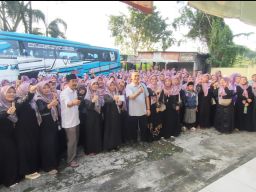 Golkar Surabaya Hadir untuk Masyarakat, Akmarawita Kadir Berangkatkan Wisata Religi Wali Lima 