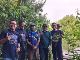 TPS Perluas Program "Donasi Oksigen"Melalui Pembibitan Mangrove Di Pesisir Gresik