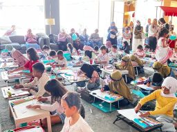 Meriah, Penutupan Bazar UMKM AWS di Surabaya Diwarnai Lomba Mewarnai Anak dan Doorprize