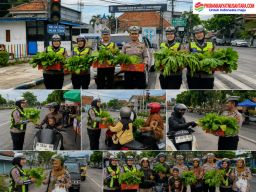 Satlantas Polres Sampang Tebar Kebaikan Lewat Jumat Berkah, Bagikan Hasil Panen P2L