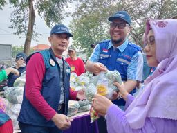 TPS Salurkan Bahan Pangan Harga Murah di Kecamatan Pakal melalui Program DOKAR (Dodolan Koyok Pasar)