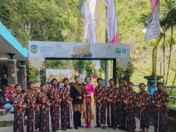 Puluhan Banner Bank Jatim Tanpa Cap Izin Warnai Siraman Sedudo, Disporabudpar Nganjuk Disorot
