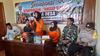 Babinsa Koramil Burneh Sosialisasikan Kesiapsiagaan Bencana kepada Warga Desa Kapor
