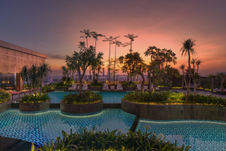 Rayakan Anniversary Pertama,Aloft by Marriott Surabaya Pakuwon City Tebar Promo dan Aksi Sosial