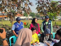 TPS Salurkan Dukungan Sosial Melalui DOKAR Baksos'e Suroboyo untuk Warga Lakarsantri