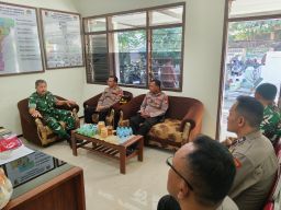 Kapolsek Wonocolo Silaturahmi ke Danramil, Perkuat Sinergi TNI-Polri Jaga Kondusivitas Surabaya