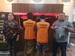 Polrestabes Surabaya Bekuk Dua pengedar, Bohlam Lampu jadi Tempat Sabu 
