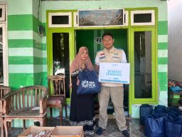 Senyum Dhuafa Mengembang, YBM PLN UIP JBTB Salurkan Sembako untuk 50 Mustahik di Sidoarjo
