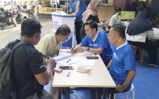 Dr. Tonic Tangkau Pimpin Konsultasi Hukum Gratis, Ratusan Warga Padati Taman Bungkul