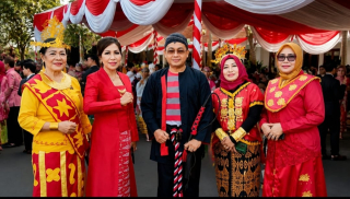 Busana Adat Gorontalo dan Bima Antar FPK Jatim Raih Juara I di Grahadi