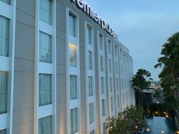Resort Vibes Dekat Bandara, Premier Place Hotel Jadi Pilihan Baru Staycation di Juanda