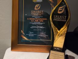 GM PLN UIP JBTB Hendro Prasetyawan Raih Penghargaan Kepemimpinan Visioner Energi Regional