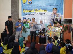 Kapolrestabes Surabaya Turun Langsung Bagikan Sembako ke Warga Gubeng Masjid