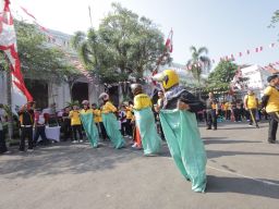 Polrestabes Surabaya dan Masyarakat Meriahkan HUT ke-81 RI Lewat Olahraga dan Lomba Tradisional