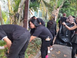 Grand Swiss-Belhotel Darmo Surabaya Tutup Semarak HUT ke-81 RI dengan Aksi Plogging