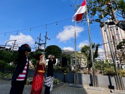 Staf Dafam Pacific Caesar Surabaya Gelar Upacara Bendera HUT RI ke-81 Berbalut Busana Adat Nusantara