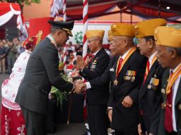 Pangdam V/Brawijaya Hadiri Upacara HUT Ke-81 Kemerdekaan RI di Grahadi