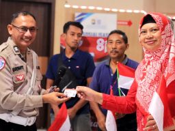Satlantas Polres Gresik Hadiahkan "SIM Gratis" untuk 17 Warga yang Lahir 17 Agustus