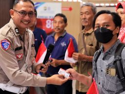 Kado Kemerdekaan dari Satlantas Polres Gresik,17 Warga Kelahiran 17 Agustus Dapat Layanan SIM Gratis