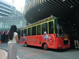 Sheraton Surabaya Ajak Tamu Menjelajahi Wisata Kota Pahlawan Dengan Bus Wisata