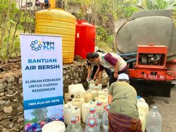 Kekeringan Meluas, YBM PLN UIP JBTB Salurkan 50 Ribu Liter Air Bersih ke Bondowoso dan Mojokerto