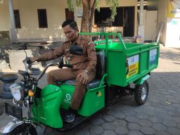 PLN UIP JBTB Serahkan Bantuan Motor Pengangkut Sampah untuk Dorong Operasional TPS 3R Desa Tejakula
