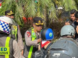 Kapolrestabes Surabaya Bagikan Helm Gratis kepada Pengendara Tertib berlalu lintas 