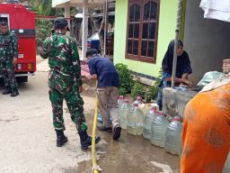 Kodim 0806/Trenggalek Salurkan 4.000 Liter Air Bersih untuk Warga Manggis