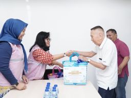 Srikandi PLN Icon Plus Tebar Kebahagiaan untuk Pelanggan Setia ICONNET di Hari Pelanggan Nasional