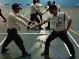Satpam Haleyora Powerindo–PLN UIP JBTB Asah Disiplin,Ketangkasan, dan Kesiapsiagaan Personel