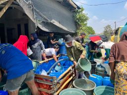 Di Tengah Kekeringan,YBM PLN UIP JBTB dan Srikandi PLN Salurkan 40 Ribu Liter Air untuk Warga