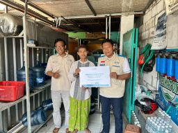 Dorong Kemandirian Pesantren, YBM PLN UIP JBTB Bantu Pengembangan Usaha AMDK di Mojokerto