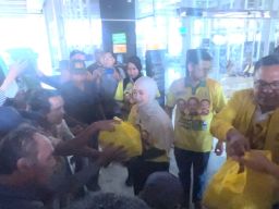 HUT ke-62 Partai Golkar, DPD Jatim Salurkan 200 Paket Sembako untuk Sopir Angkot Surabaya