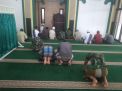 Personil Satgas TMMD ke 106 tetap Melaksanakan Sholat Berjamaah Bersam