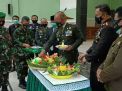 Dandim 0822 Letkol Inf Jadi, Berikan Tumpeng ke Prajurit Termuda