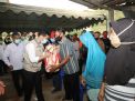 Respon Jembatan Putus di Pacitan, Emil Serahkan Bantuan kepada Warga