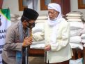 Kapolda Jatim Beri 1 Ton Beras ke Ponpes Lirboyo, KH Kafabihi Mahrus