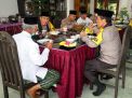 Kapolda Jatim Disambut Hidangan Ponpes Al Amien oleh KH Anwar Iskandar