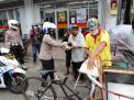 Kapolres Tanjung Perak Safari Jum'at Berkah Berbagi Masker dan Beras