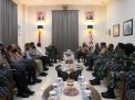Kapolda Jatim Silaturahmi dengan Gubernur AAL  Laksda TNI