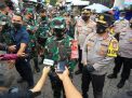 Pembagian Masker di Pasar Simo, Kapolda Jatim Pakaikan Masker ke Warga
